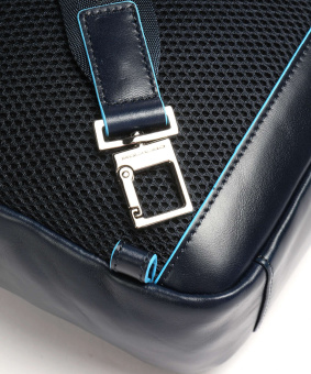Рюкзак слинг мужской Piquadro Blue Square CA4827B2/BLU2 синий кожа - купить недорого с доставкой в интернет-магазине