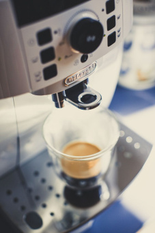 Кофемашина Delonghi Magnifica S ECAM21.117.SB 1450Вт серебристый/черный - купить недорого с доставкой в интернет-магазине