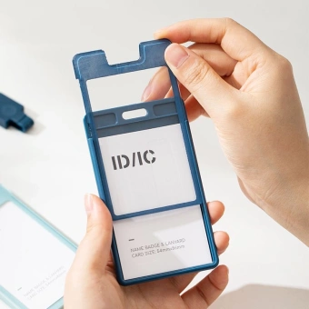 Бейдж Deli EF407 105х62мм вертикальный зажим пластиковый ассорти шнур - купить недорого с доставкой в интернет-магазине