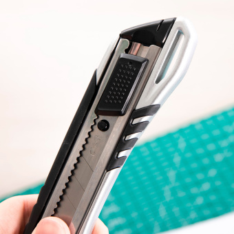 Нож канцелярский Deli E2057 шир.лез.18мм сталь серый/черный блистер - цена, купить или заказать с доставкой в интернет-магазине Нож канцелярский Deli E2057 шир.лез.18мм сталь серый/черный блистер - купить недорого с доставкой в интернет-магазине