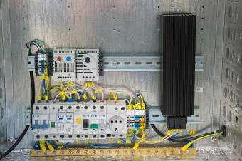 Шкаф коммутационный ЦМО (ШТВ-Н-15.6.5-4ААА-Т1) настенный 15U 600x530мм пер.дв.металл несъемн.бок.пан. 150кг серый 120град. 750мм всепогодный с вентилятором с нагревателем укомплектованный - купить недорого с доставкой в интернет-магазине