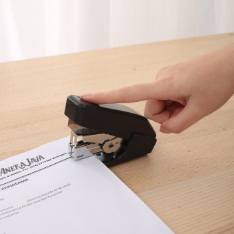 Степлер Deli E0466BLCK Pro 24/6 26/6 (30листов) черный 50скоб закрытый - купить недорого с доставкой в интернет-магазине