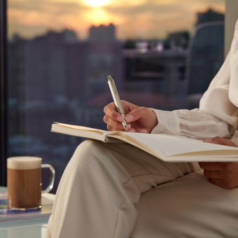 Ручка шариков. Parker IM Monochrome K328 (2172956) Champagne PVD M син. черн. подар.кор. - купить недорого с доставкой в интернет-магазине