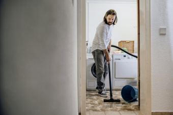 Строительный пылесос Karcher WD 2 Plus S V-15/4/18 1000Вт (уборка: сухая/сбор воды) желтый - купить недорого с доставкой в интернет-магазине