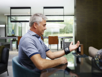 Тонометр запястный Omron RS7 Intelli IT - купить недорого с доставкой в интернет-магазине