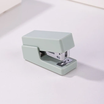 Степлер мини Deli ENS083GREEN ENS083 Linfini N10 24/6 (15листов) зеленый 15скоб металл/пластик блистер - купить недорого с доставкой в интернет-магазине