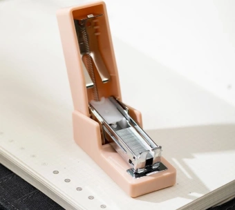 Степлер мини Deli ENS083WHITE Linfini N10 24/6 (15листов) белый 15скоб металл/пластик блистер - купить недорого с доставкой в интернет-магазине