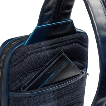Рюкзак слинг мужской Piquadro Blue Square CA6589B2/BLU2 темно-синий натур.кожа - купить недорого с доставкой в интернет-магазине