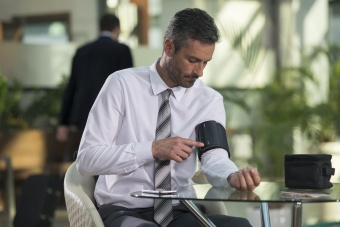 Тонометр автоматический Omron EVOLV - купить недорого с доставкой в интернет-магазине