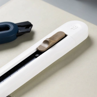 Нож канцелярский Deli ENS062-WHITE Nusign шир.лез.18мм выдвижное лезвие фиксатор 8 сменных лезвий металл/пластик белый - купить недорого с доставкой в интернет-магазине