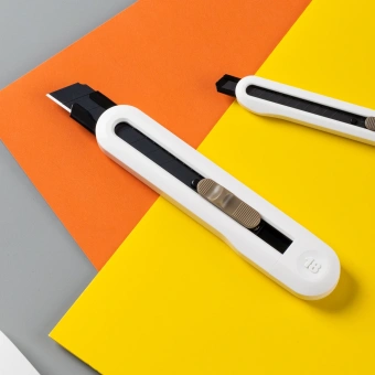 Нож канцелярский Deli ENS062-WHITE Nusign шир.лез.18мм выдвижное лезвие фиксатор 8 сменных лезвий металл/пластик белый - купить недорого с доставкой в интернет-магазине