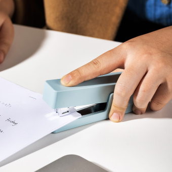 Степлер Deli NS084-BL Nusign 24/6 26/6 (20листов) синий 100скоб коробка - купить недорого с доставкой в интернет-магазине