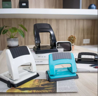 Дырокол Kw-Trio Classic Mini 09065BLUE макс.:10лист. металл синий отв.:2 с линейкой - купить недорого с доставкой в интернет-магазине