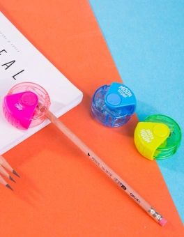 Точилка для карандашей ручная Deli E0554 1 отверстие пластик ассорти европодвес - купить недорого с доставкой в интернет-магазине