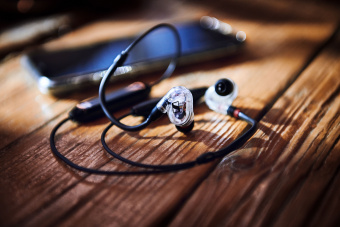 Наушники вкладыши Sennheiser IE 100 Pro 1.3м прозрачный/черный проводные в ушной раковине (508941) - купить недорого с доставкой в интернет-магазине