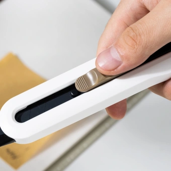 Нож канцелярский Deli ENS062-WHITE Nusign шир.лез.18мм выдвижное лезвие фиксатор 8 сменных лезвий металл/пластик белый - купить недорого с доставкой в интернет-магазине