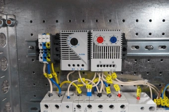 Шкаф коммутационный ЦМО (ШТВ-НН-12.6.5-4ААА-Т1) настенный 12U 620x530мм пер.дв.металл несъемн.бок.пан. 150кг серый 58кг 120град. 600мм уличный всепогодный с вентилятором с нагревателем укомплектованный - купить недорого с доставкой в интернет-магазине