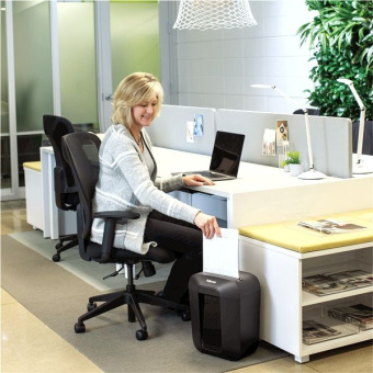 Шредер Fellowes PowerShred LX41 черный (секр.P-4) фрагменты 8лист. 17лтр. скрепки скобы пл.карты - купить недорого с доставкой в интернет-магазине