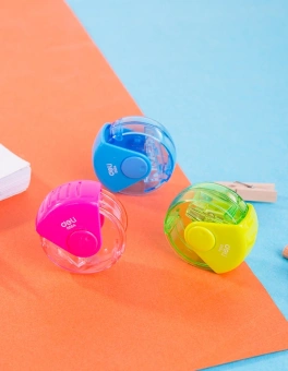 Точилка для карандашей ручная Deli E0554 1 отверстие пластик ассорти европодвес - купить недорого с доставкой в интернет-магазине