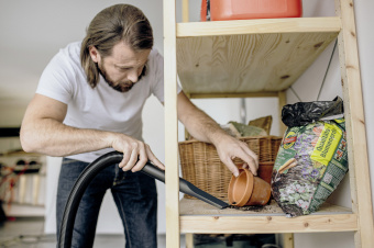 Строительный пылесос Karcher WD 2 Plus S V-15/4/18 1000Вт (уборка: сухая/сбор воды) желтый - купить недорого с доставкой в интернет-магазине