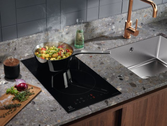 Индукционная варочная поверхность Electrolux LIT30231C черный - купить недорого с доставкой в интернет-магазине