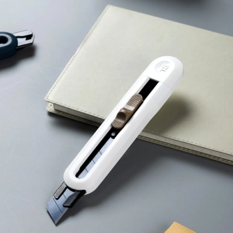 Нож канцелярский Deli ENS062-WHITE Nusign шир.лез.18мм выдвижное лезвие фиксатор 8 сменных лезвий металл/пластик белый - купить недорого с доставкой в интернет-магазине