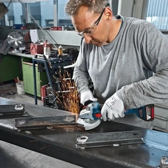 Углошлифовальная машина Bosch GWS 18V-10 9000об/мин рез.шпин.:M14 d=125мм жестк.кейс (06019J4004) - купить недорого с доставкой в интернет-магазине