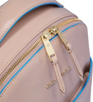Рюкзак женский Piquadro Blue Square CA6677B2/RO2 пудровый кожа - купить недорого с доставкой в интернет-магазине