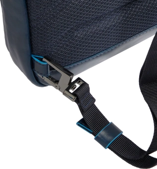Рюкзак слинг мужской Piquadro Blue Square CA6589B2/BLU2 темно-синий натур.кожа - купить недорого с доставкой в интернет-магазине