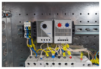 Шкаф коммутационный ЦМО (ШТВ-Н-12.6.5-4ААА-Т1) настенный 12U 600x530мм пер.дв.металл несъемн.бок.пан. 150кг серый 120град. уличный всепогодный с вентилятором с нагревателем укомплектованный - купить недорого с доставкой в интернет-магазине