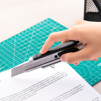 Нож канцелярский Deli E2057 шир.лез.18мм сталь серый/черный блистер - цена, купить или заказать с доставкой в интернет-магазине Нож канцелярский Deli E2057 шир.лез.18мм сталь серый/черный блистер - купить недорого с доставкой в интернет-магазине