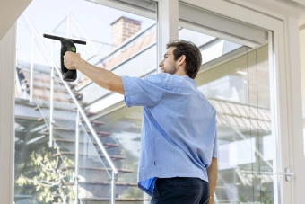 Мойщик окон Karcher WV 2 Universal Precision шир.скреб.:280мм пит.:от аккум. черный/желтый - купить недорого с доставкой в интернет-магазине