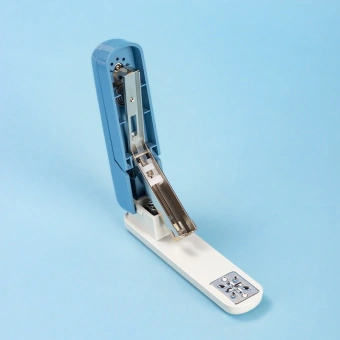 Степлер настольный Deli TA304BLUE Nusign 24/6 26/6 (20листов) синий 50скоб пластик блистер - купить недорого с доставкой в интернет-магазине