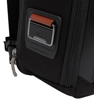 Рюкзак слинг мужской Piquadro Oberon CA7277W150/BLUS темно-синий нейлон/натур.кожа - купить недорого с доставкой в интернет-магазине