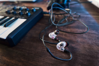 Наушники вкладыши Sennheiser IE 100 Pro 1.3м прозрачный/черный проводные в ушной раковине (508941) - купить недорого с доставкой в интернет-магазине