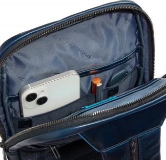Рюкзак слинг мужской Piquadro Blue Square CA6589B2/BLU2 темно-синий натур.кожа - купить недорого с доставкой в интернет-магазине