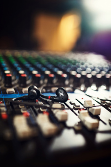 Наушники вкладыши Sennheiser IE 100 Pro 1.3м черный проводные в ушной раковине (508940) - купить недорого с доставкой в интернет-магазине