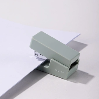 Степлер мини Deli ENS083GREEN ENS083 Linfini N10 24/6 (15листов) зеленый 15скоб металл/пластик блистер - купить недорого с доставкой в интернет-магазине